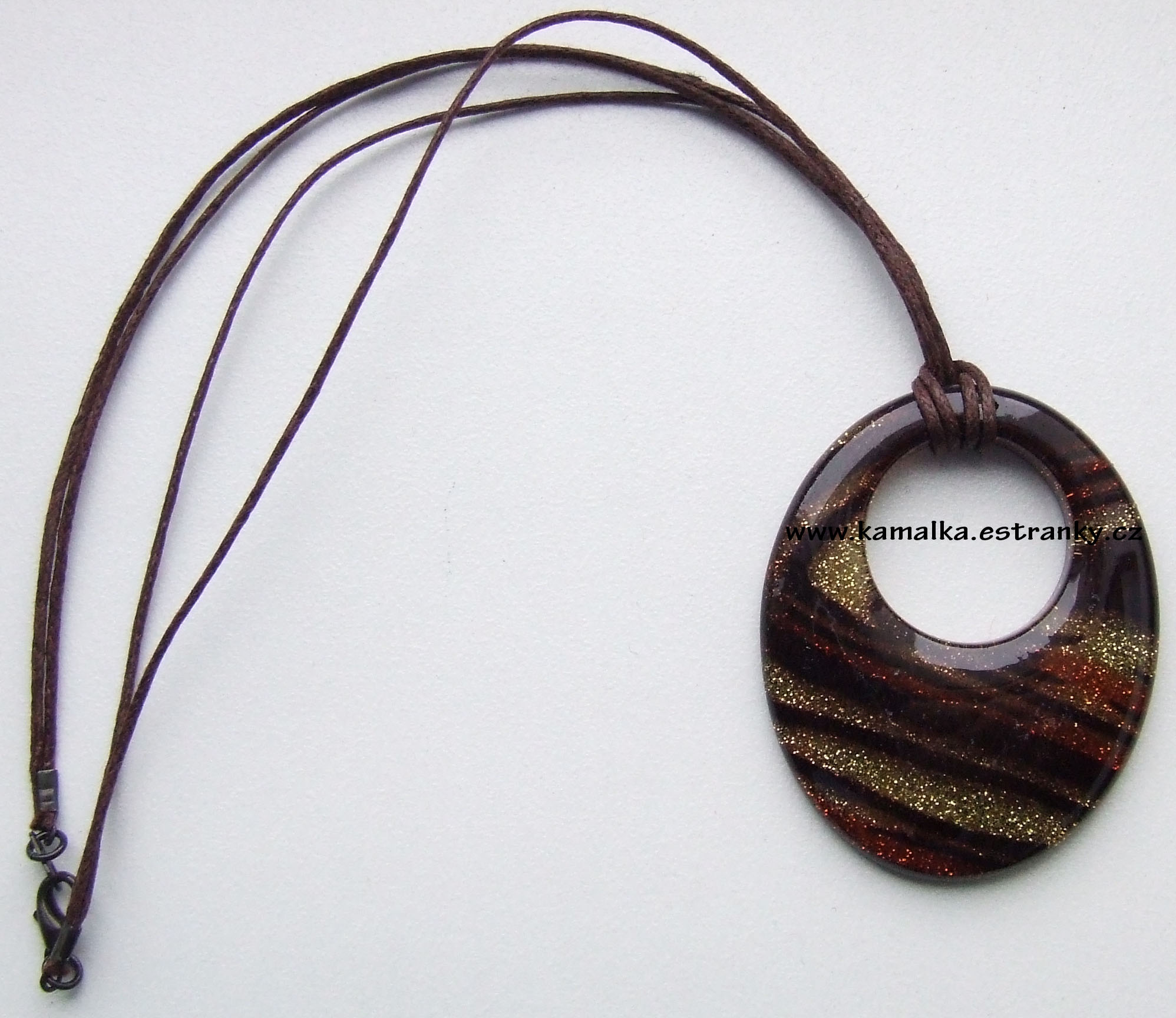 hnedý sklenený prívesok.jpg